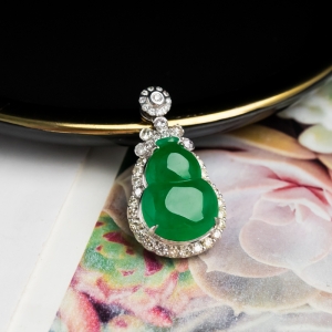18K糯冰种翠绿翡翠葫芦吊坠