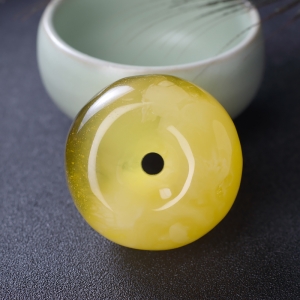 鸡油黄金绞蜜平安扣吊坠