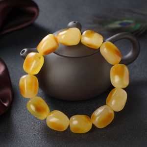 带皮鸡油黄蜜蜡随形单圈手串