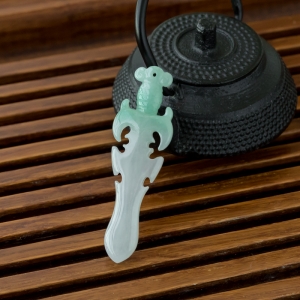 糯冰种浅绿翡翠宝剑吊坠