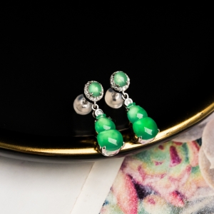 18K冰种苹果绿翡翠葫芦耳坠