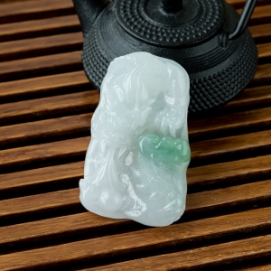 糯冰种飘翠翡翠龙腾四海吊坠