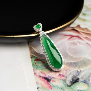 18K冰种翠绿翡翠吊坠