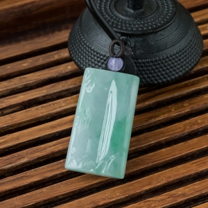 糯冰种浅绿翡翠山水意境吊坠