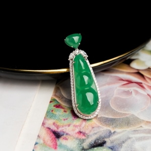 18K糯冰种翠绿翡翠福豆吊坠