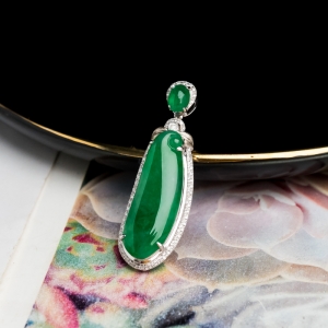 18K糯冰种翠绿翡翠福瓜吊坠