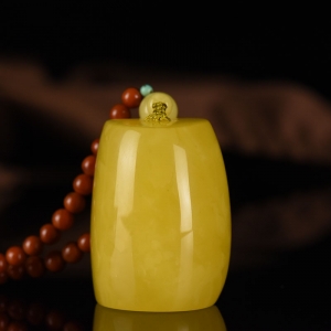 鸡油黄蜜蜡无事牌吊坠