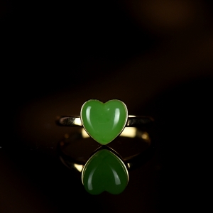 18K山料和田碧玉爱心戒指