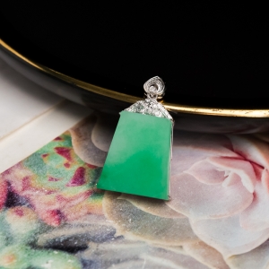 18K糯冰种翠绿翡翠无事牌吊坠