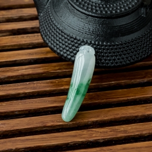 糯冰种飘翠翡翠福瓜吊坠