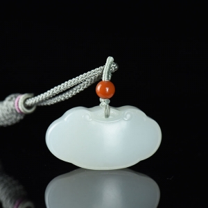 籽料和田白玉平安锁吊坠