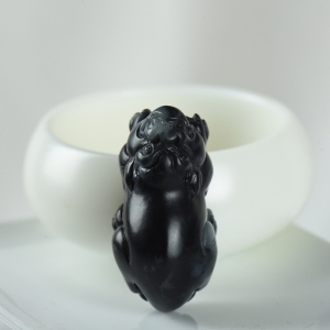 籽料和田玉青花貔貅吊坠