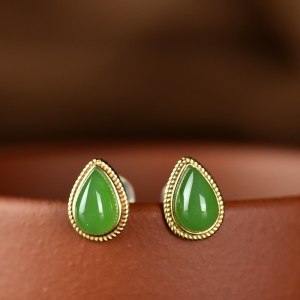 18K山料和田碧玉耳钉