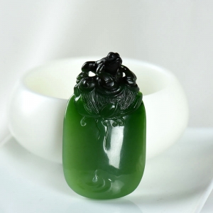 山料和田碧玉佳偶天成吊坠