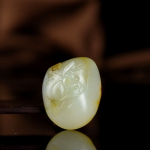 籽料和田玉荷花吊坠