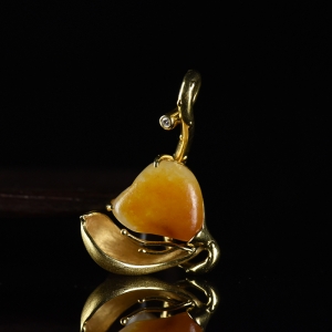 18K籽料和田玉荷韵吊坠