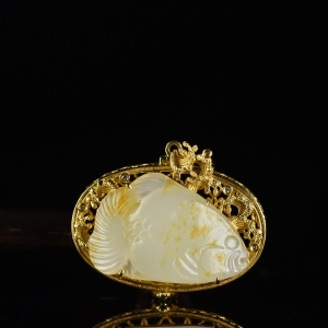 18K籽料和田白玉年年有余香囊吊坠