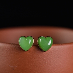 18K山料和田碧玉爱心耳钉