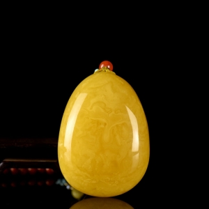 鸡油红蜜蜡水滴吊坠