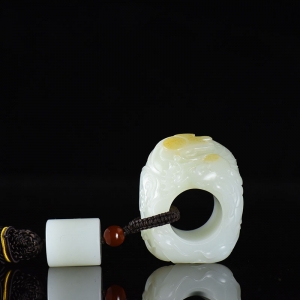 籽料和田白玉飞龙在天扳指手把件