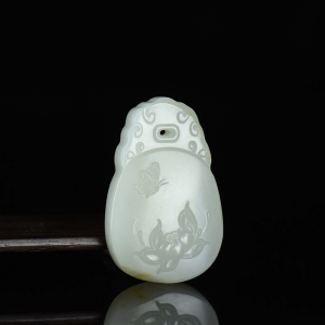 籽料和田白玉蝶恋花吊坠