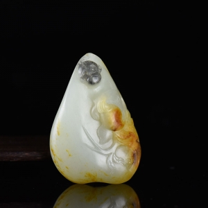 籽料和田玉灵猴献寿吊坠