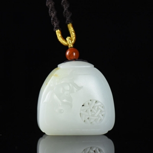 籽料和田白玉牡丹香囊吊坠