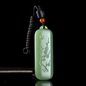 山料和田碧玉傲梅吊坠