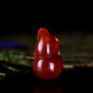 俏色玫瑰红南红福禄吊坠