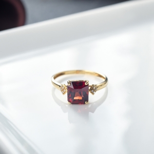 18K酒红石榴石方形戒指