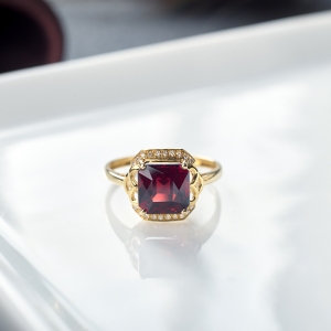18K酒红石榴石方形戒指