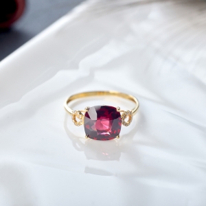 18K酒红石榴石方形戒指