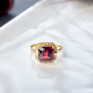 18K酒红石榴石方形戒指