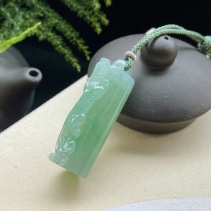 糯冰种浅绿翡翠龙行天下吊坠