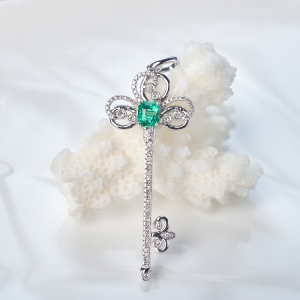 18K亮绿祖母绿钥匙吊坠