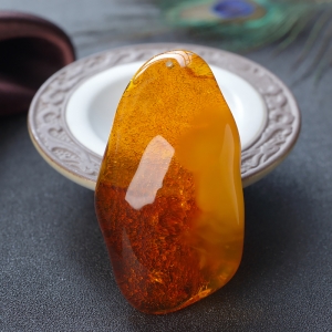 带皮鸡油黄金绞蜜随形吊坠