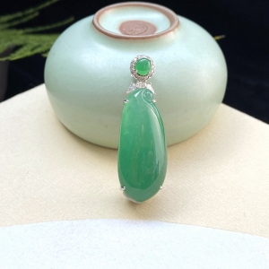 18K糯冰种浅绿翡翠福瓜吊坠