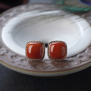 18K柿子红南红方形耳钉