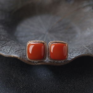 18K柿子红南红方形耳钉