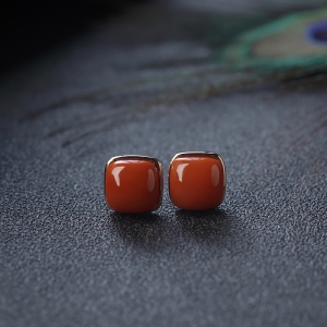 18K柿子红南红方形耳钉