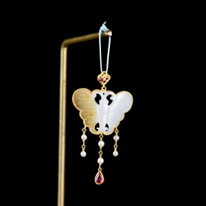 18K籽料和田白玉蝴蝶吊坠