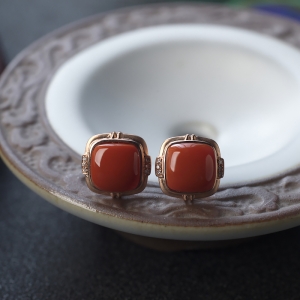 18K柿子红南红方形耳钉