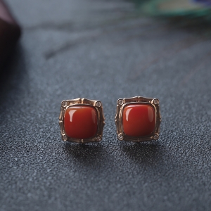 18K柿子红南红方形耳钉