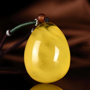 金绞蜜蜜蜡水滴吊坠