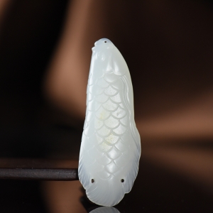 籽料和田白玉金龙鱼吊坠