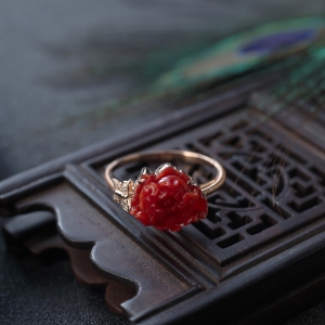 18K沙丁牛血红珊瑚花开富贵戒指