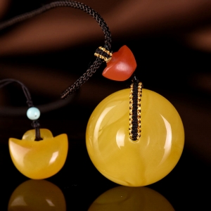 鸡油黄蜜蜡平安扣吊坠