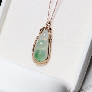 18k冰种飘翠翡翠连中三元吊坠