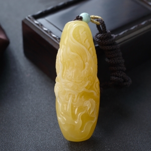 鸡油黄蜜蜡辰龙吊坠