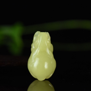 山料和田黄玉兔子吊坠